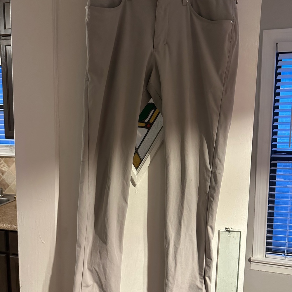lululemon athletica Men's Pants in Light Gray/Khaki